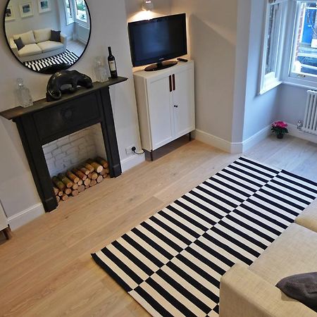 Sparkling Apartment In Kensington Olympia Лондон Экстерьер фото